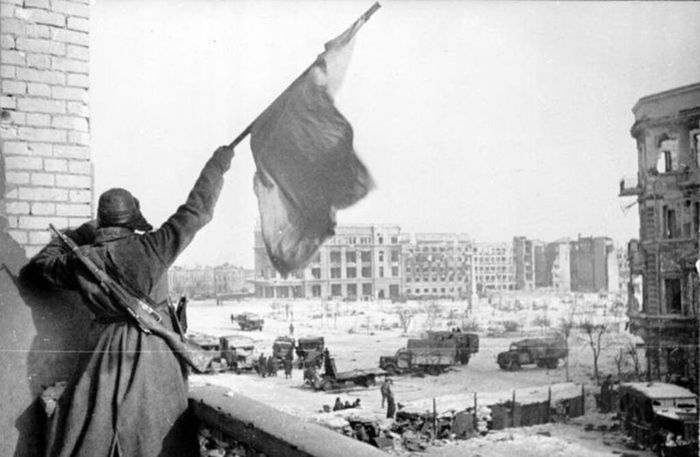 70094084_Bundesarchiv_Bild_183W0506316_Russland_Kampf_um_Stalingrad_Siegesflagge